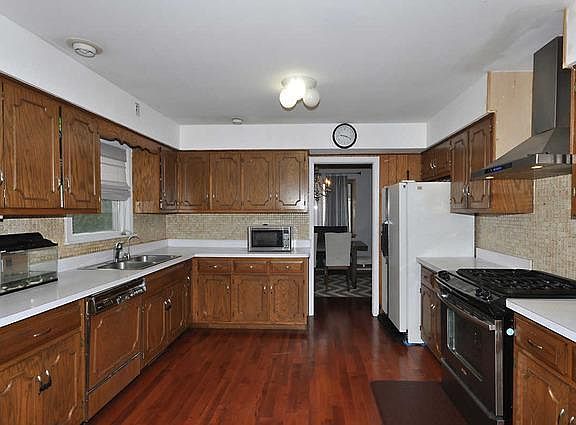 3rd image of 1510 Russell Ct
