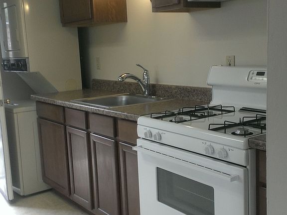 4th image of 104 Thomas St