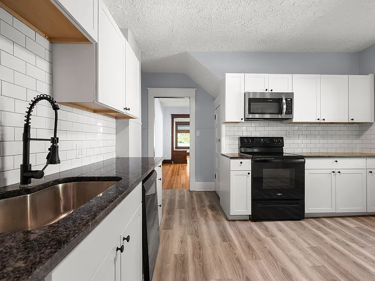 2330 E 16th St — Photo 16