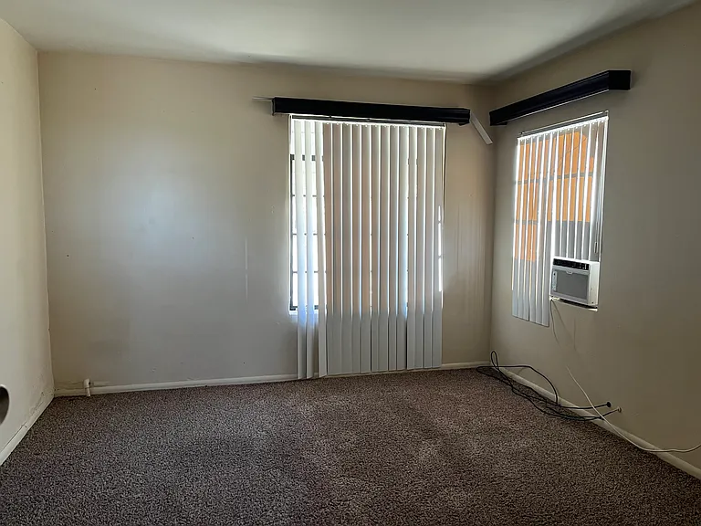 2nd bedroom (back bedroom)