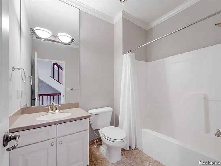 502 Graten St — Photo 16