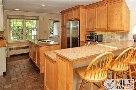 Maple cabinets, granite counters, Jennair cooktop, stainless steel appliances and breakfast bar are 