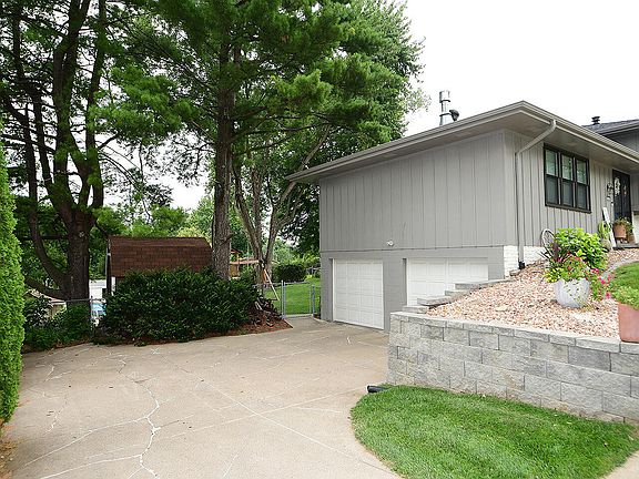 3rd image of 206 Parkview Dr