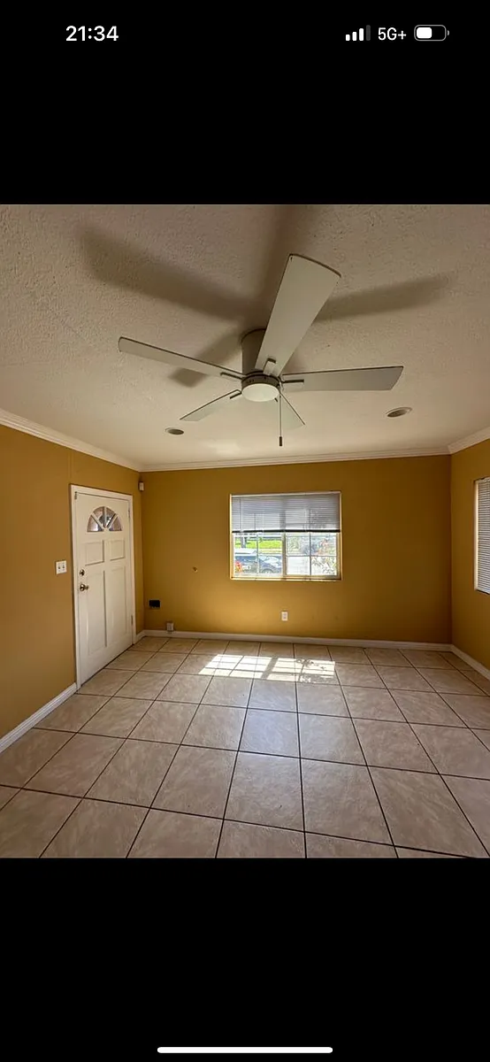 Building Photo - 1843 W 71st St #2