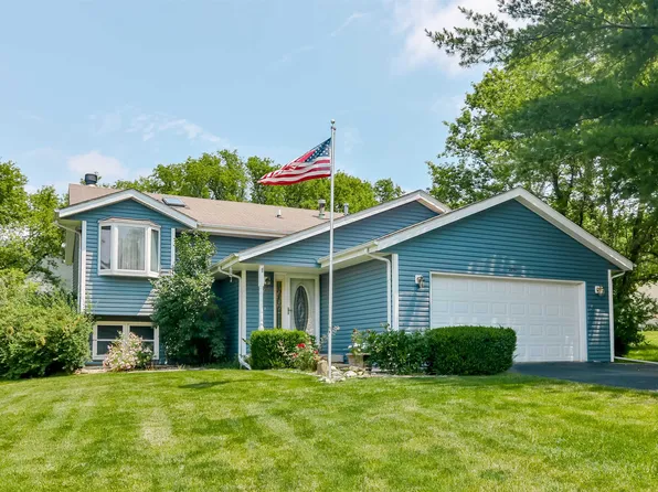 2104 Candlewick Dr SE, Poplar Grove, IL 61065