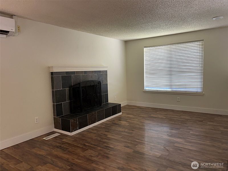 4th image of 4883 Laura Lane SE