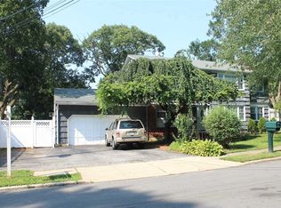 31 Stillwell St, Huntington, NY 11743