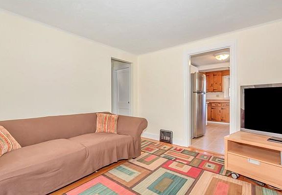 4th image of 414 Commercial St