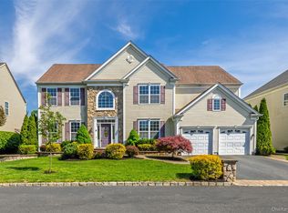 33 Avolet Ct, Mount Sinai, NY 11766