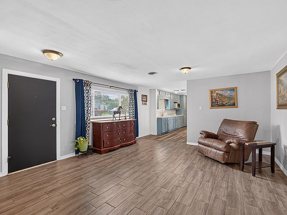 2nd image of 209 Greenlawn Ave #209