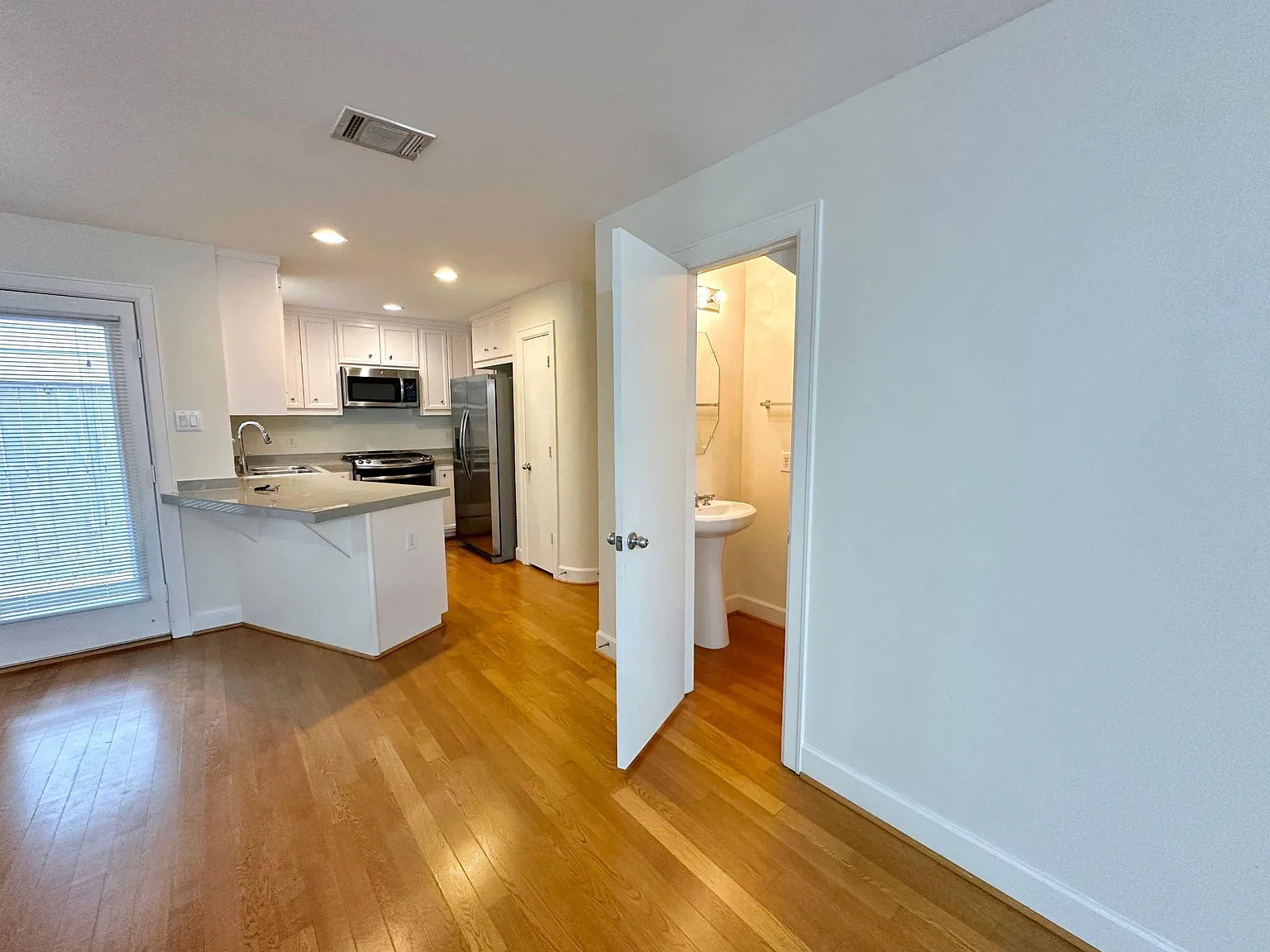 2 bed, 2.5 bath, 1567 sqft, $1,750 — Photo 4