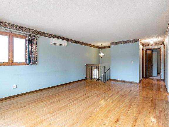 5th image of 787 Hiawatha Ave