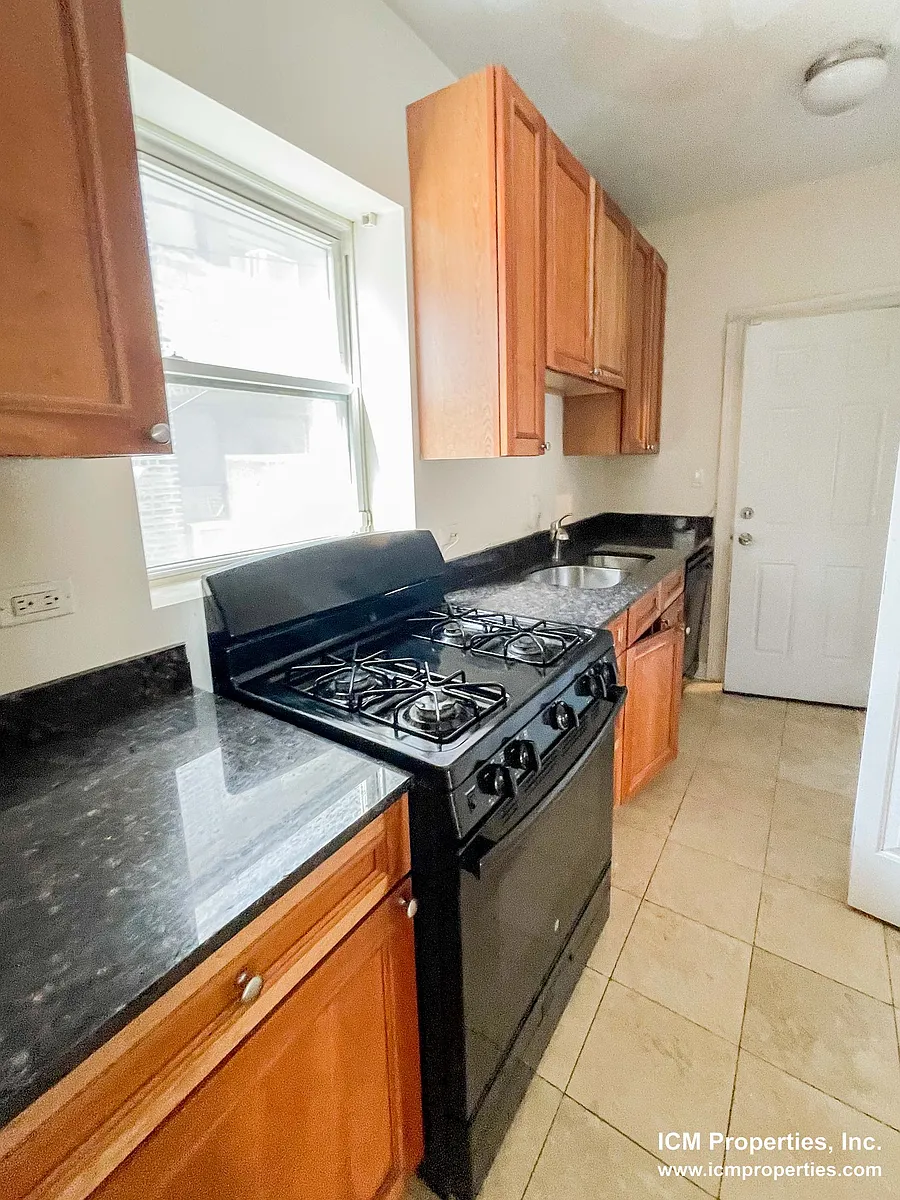 Building Photo - 3910 N Pine Grove Ave #1