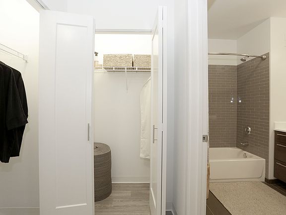 2nd image of 637-643 N Wells St #2110