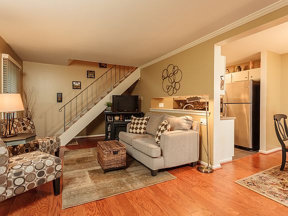 4th image of 6 Acorn Ln