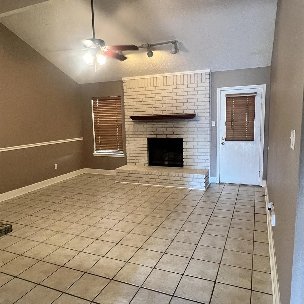 3 bed, 1434 sqft, $2,475 — Photo 3