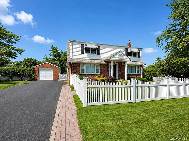 31 Maple Ave — Photo 2