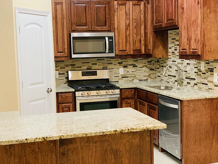 1703 Leann Ln — Photo 12