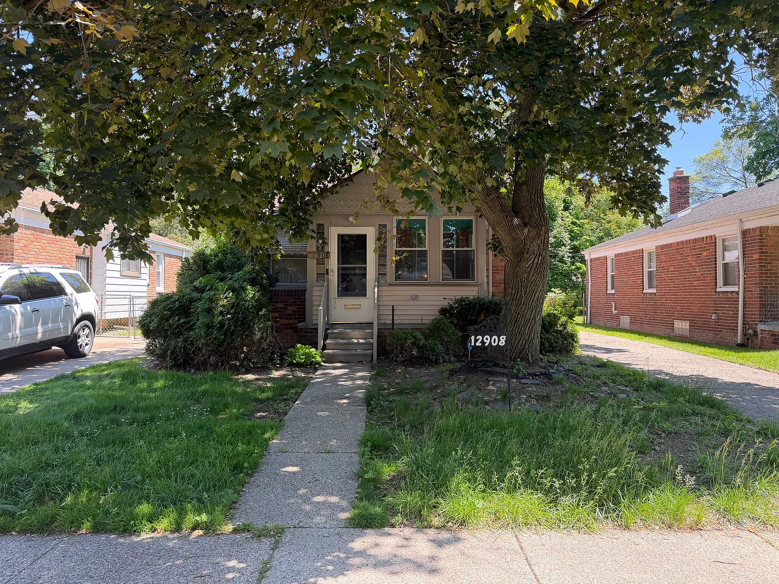 5 bed, 1300 sqft, $1,750 — Photo 2