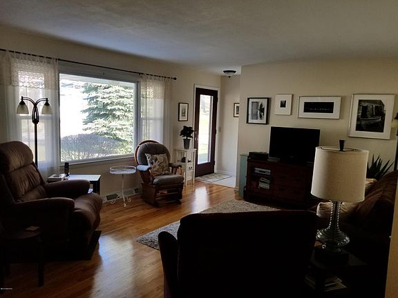 3rd image of 3065 Knollwood Ct