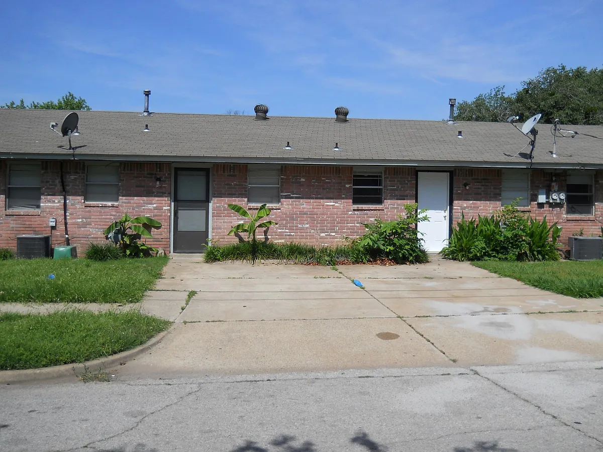 Building Photo - 829 Russell Cir