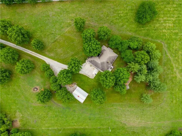 4016 S Rust Rd, Grain Valley, MO 64029