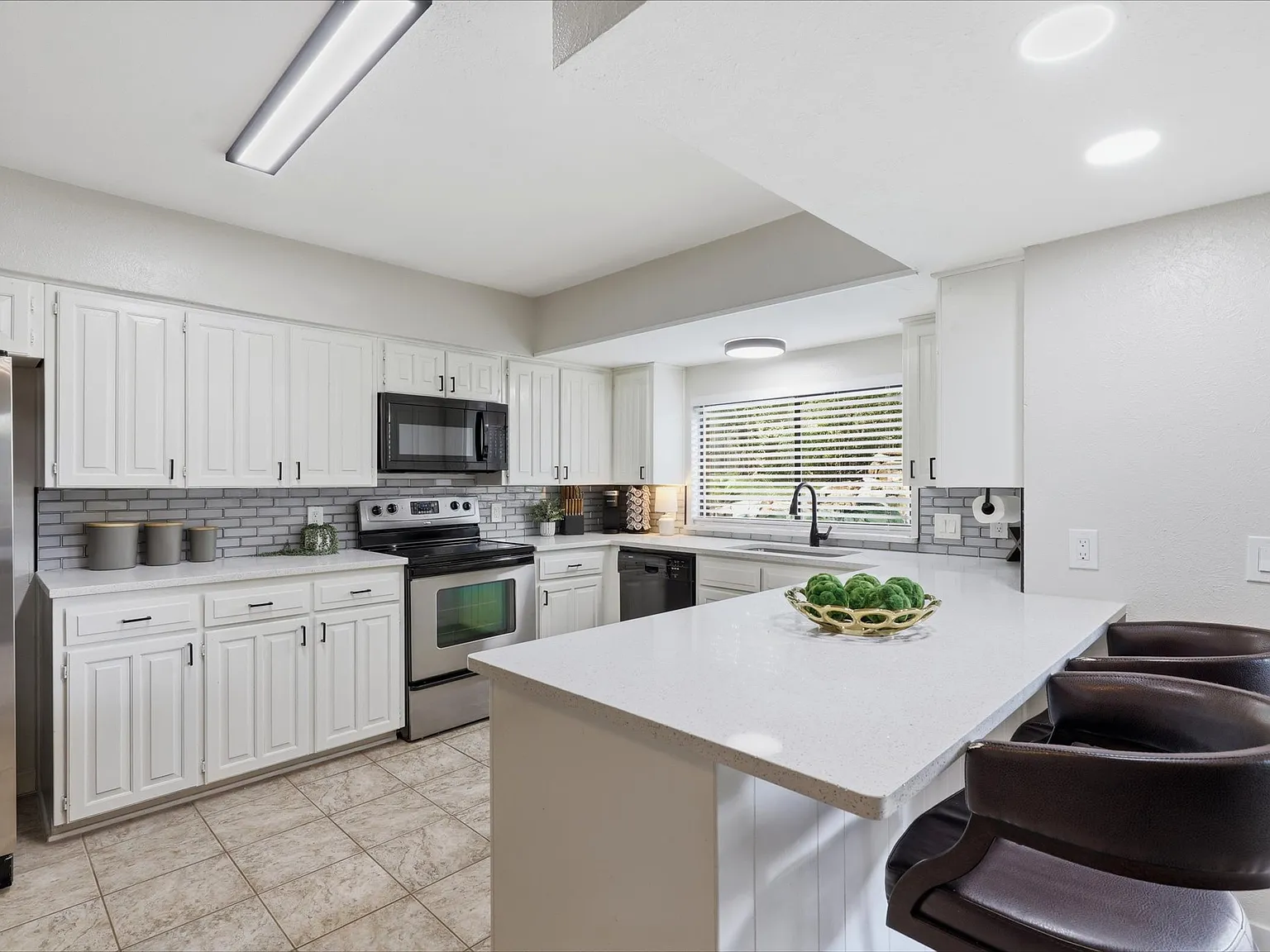 3 bed, 1353 sqft, $2,500 — Photo 4