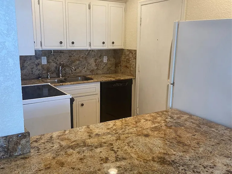 2200 NE 66th St #1412 — Photo 30