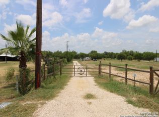 229 County Road 775 UNIT 2, Devine, TX 78016