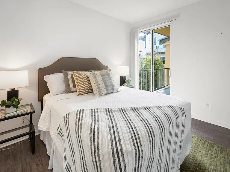 Living at Santa Monica — Photo 52