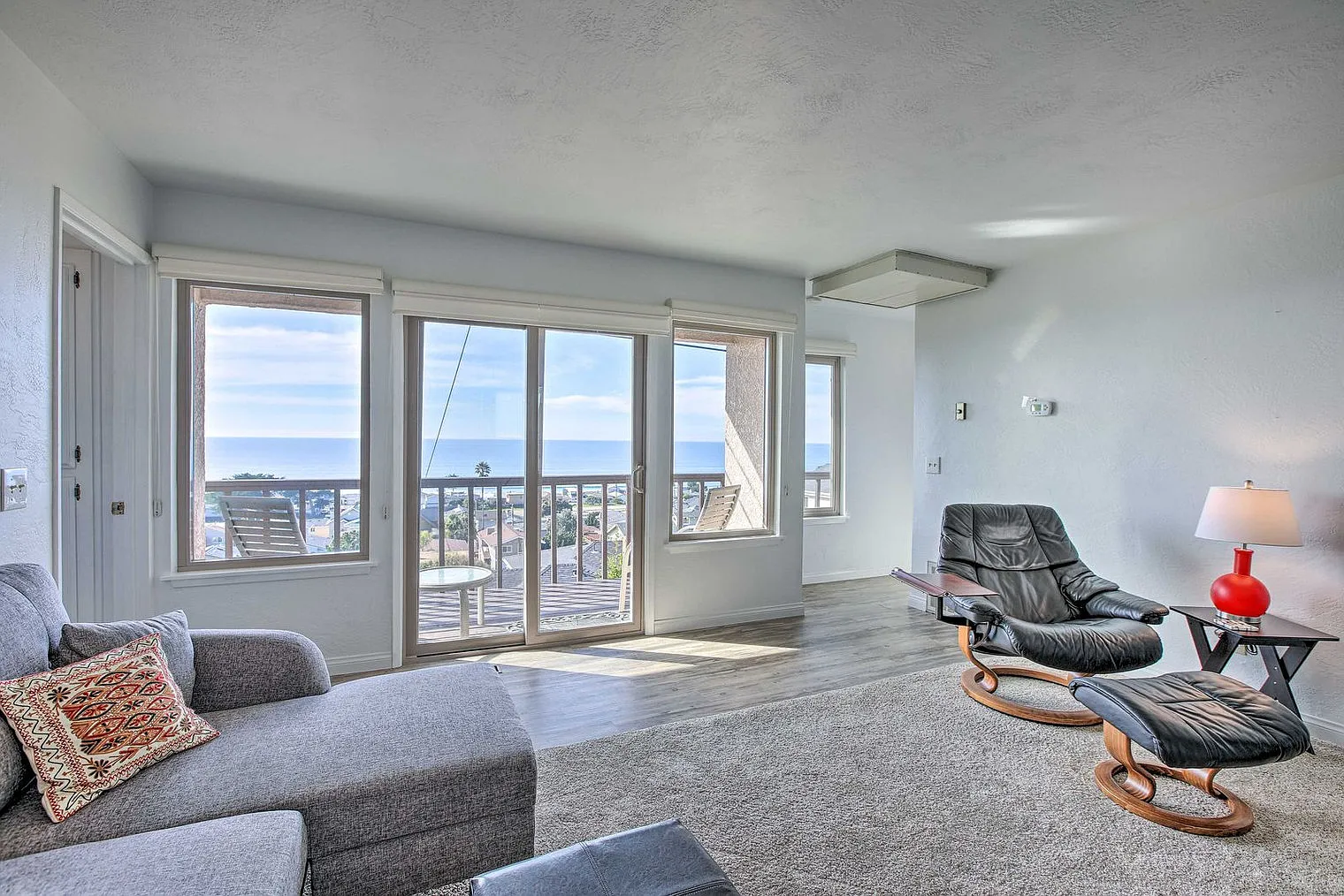 2 bed, 2.0 bath, 1646 sqft, $7,151 — Photo 4