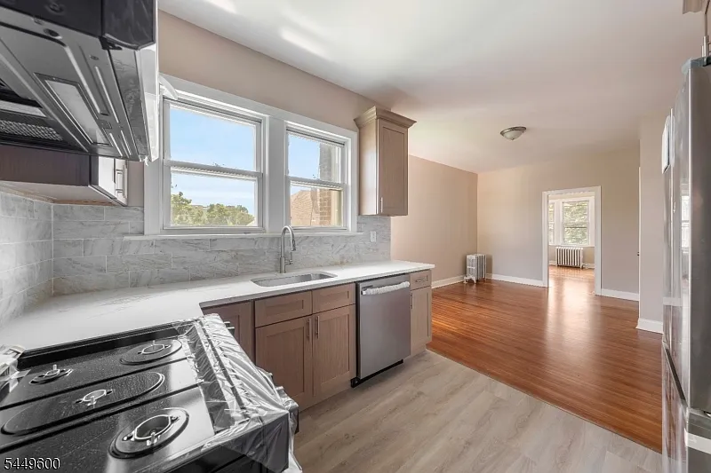 2 bed, 1.0 bath, $2,375 — Photo 2