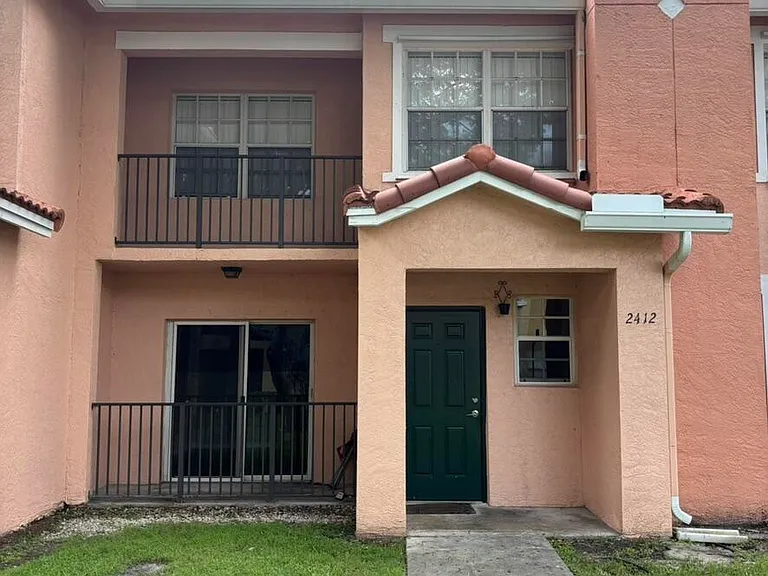 2412 Belmont Ln — Photo 2
