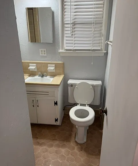 bathroom off 4th bedroom
