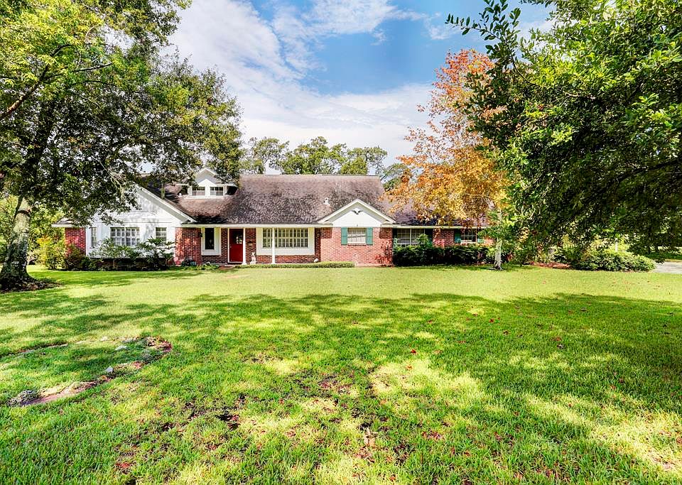 1st image of 305 Lakeshore Dr