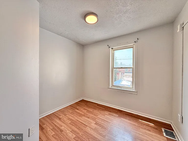 570 Line St — Photo 15