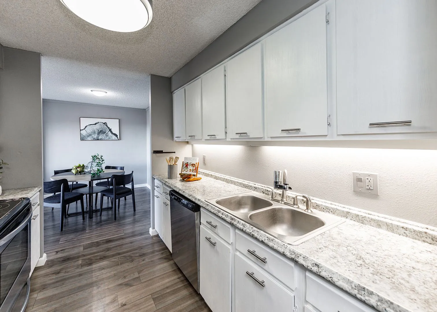 Beautiful 1 Bed 1 Bath Condo — Photo 2