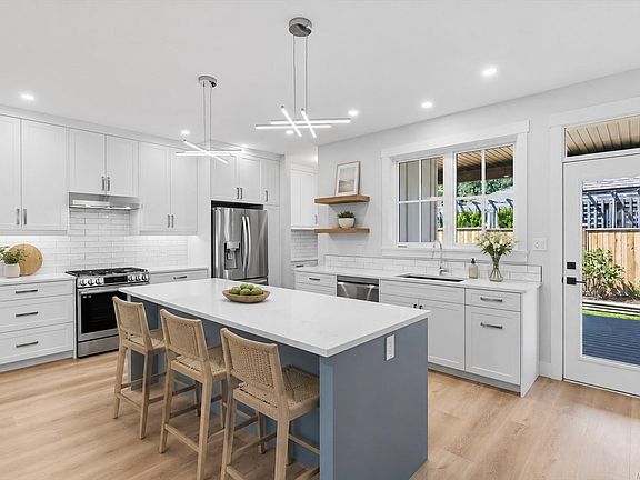 3rd image of 846 Woodside Cres