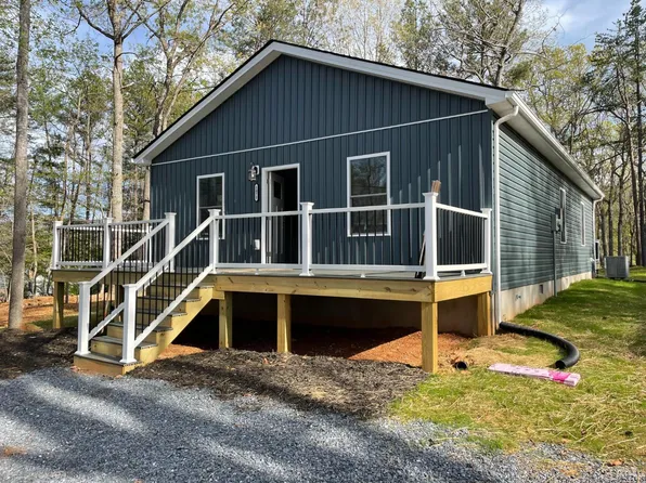 1063 Precinct Pl, Huddleston, VA 24104