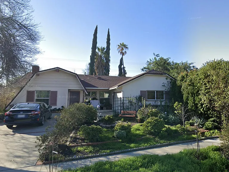 23750 Hartland St — Photo 4