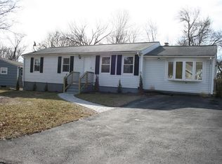 90 Hollow Tree Dr, Cranston, RI 02920