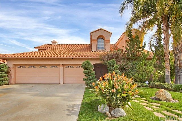 Inviting Home with lush landscaping and lovely upgrades. Come on in, you'll love it!
