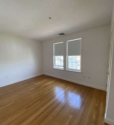5th image of 16 Brooks Park #14