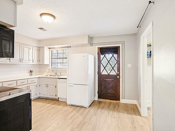 4th image of 16 Hickory Dr