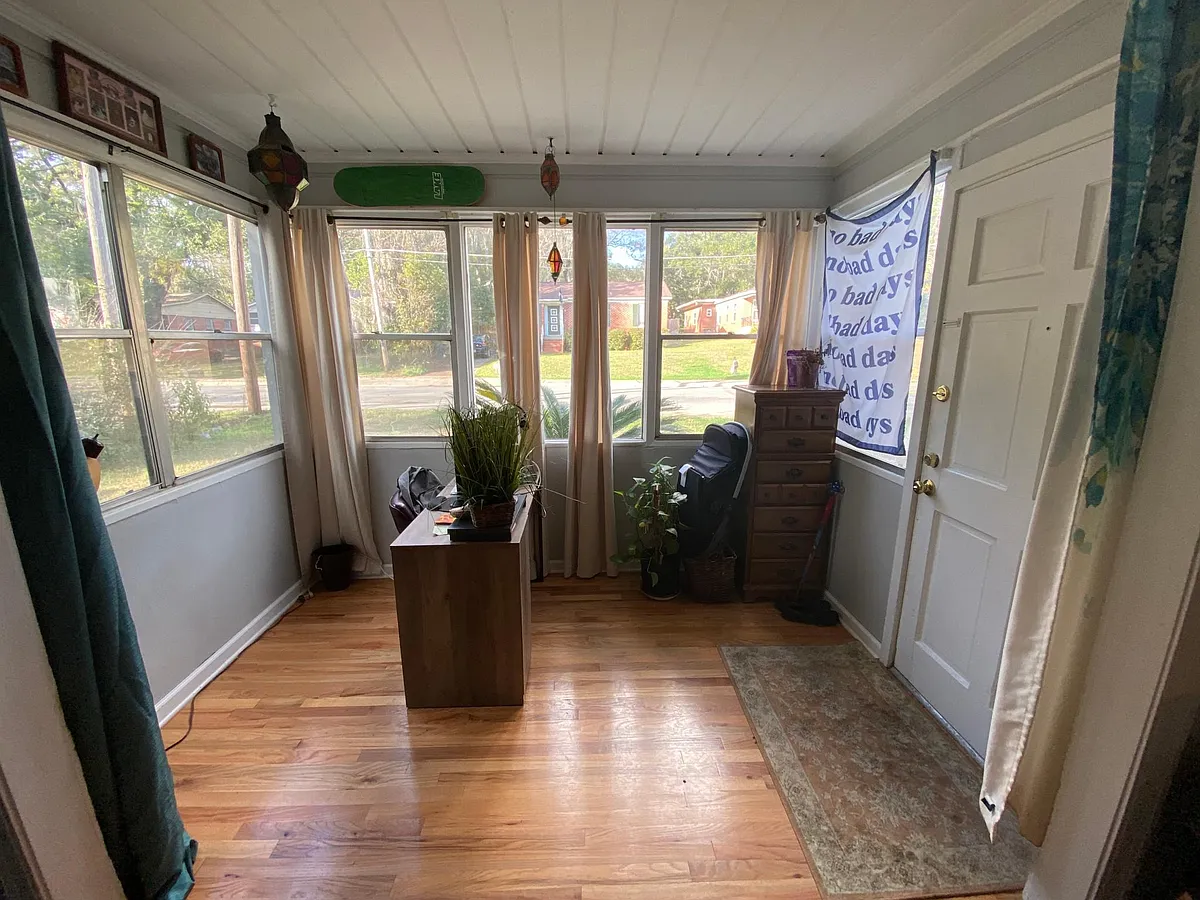 sun room / entry - 413 Perkins St
