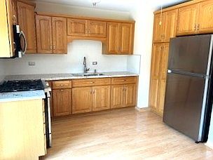 5th image of 9257 Oak St