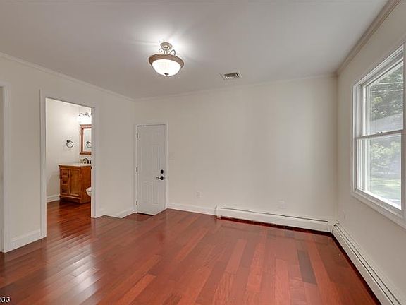 5th image of 106 Evergreen Ave