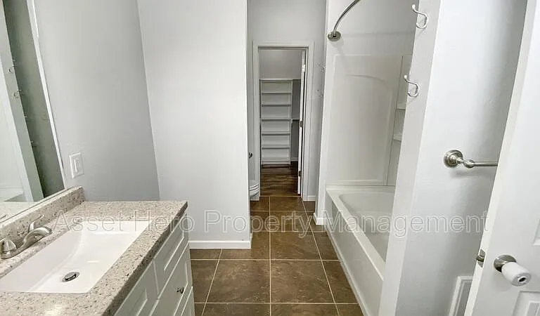 1006 Cedar St — Photo 3