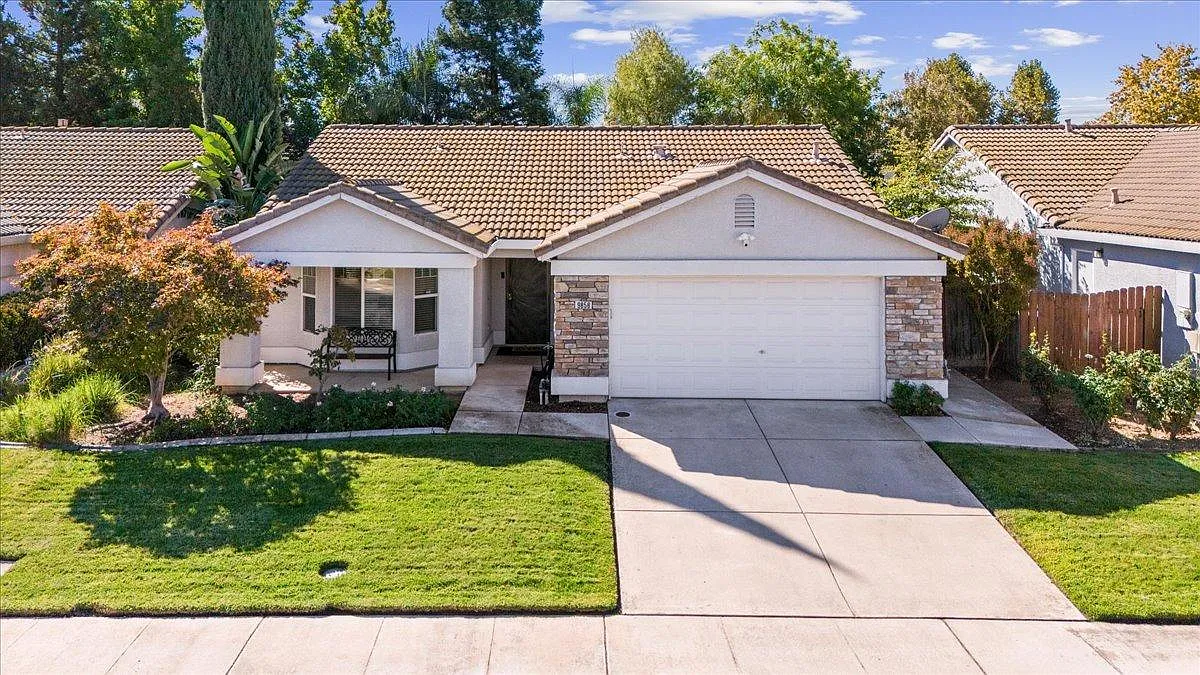 9858 Tarzo Way photo 1
