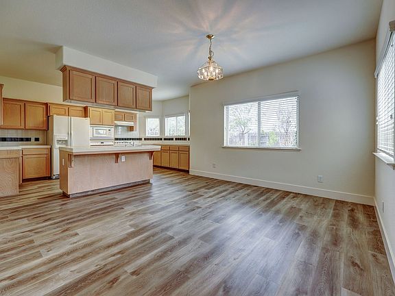 4th image of 2812 E El Paso Ave